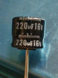 電解コンデンサ　16v　220uF　85℃　ニチコン